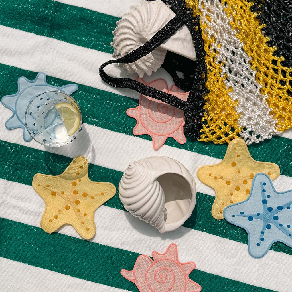 Manteleria Arrecife con Cocteleras con Bordado de Estrella de mar y Coasters con Bordado de Caracol Marino en Algodón Azul. Set para 4 personas