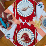 Manteleria Arrecife con Individuales de Anemona Bordado en Algodón Rojo y Servilletas en Lino Blanco con Bordado de Peces Payaso y Orilla Roja. Set para 4 personas