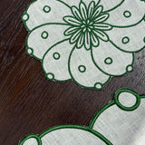 Coasters Identidad en Lino Blanco con Bordado de Biznaga, Pasiflora y Dalia Verdes. Set de 4