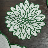 Coasters Identidad en Lino Blanco con Bordado de Biznaga, Pasiflora y Dalia Verdes. Set de 4