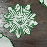 Coasters Identidad en Lino Blanco con Bordado de Biznaga, Pasiflora y Dalia Verdes. Set de 4
