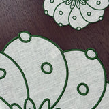Coasters Identidad en Lino Blanco con Bordado de Biznaga, Pasiflora y Dalia Verdes. Set de 4