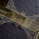 Individual Talismán Rectangular en Lino Azul Marino con Bordado Plateado. Set de 4
