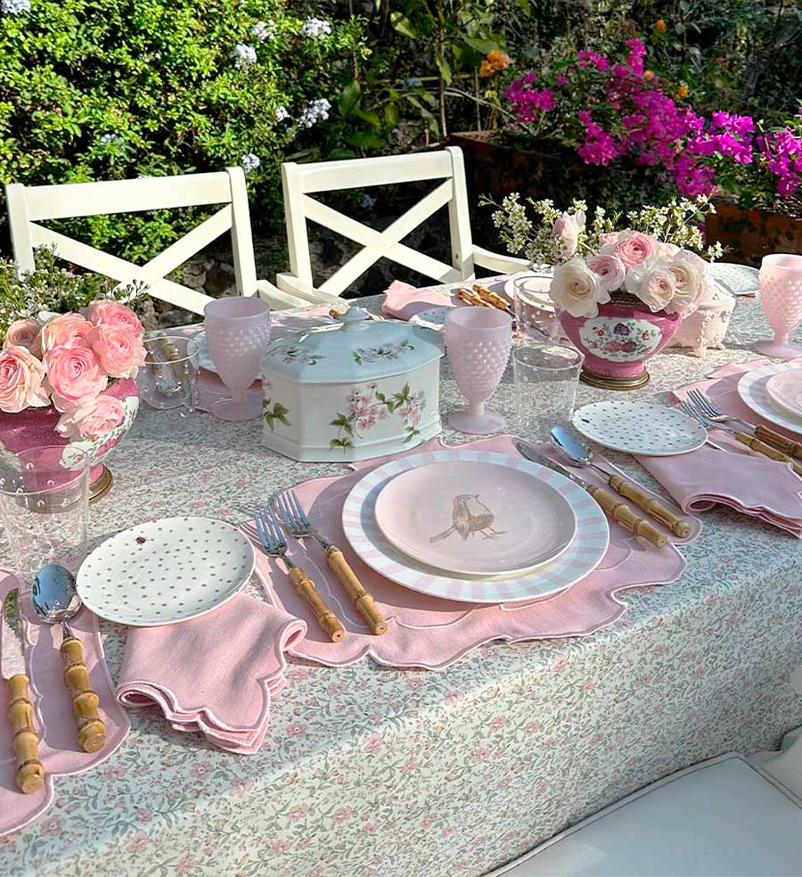 Set Vajilla Pink Bird con 4 Platos Trinches con Rayas Gruesas Rosa Claro y 4 Platos para Ensalada Rosa con Pájaro