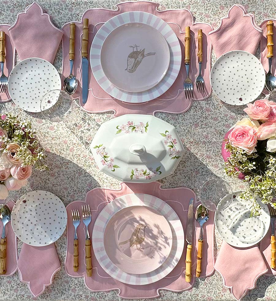 Set Vajilla Pink Bird con 4 Platos Trinches con Rayas Gruesas Rosa Claro y 4 Platos para Ensalada Rosa con Pájaro