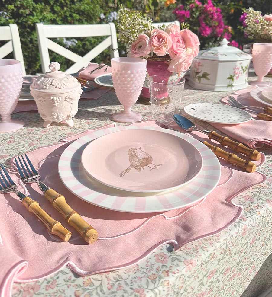 Set Vajilla Pink Bird con 4 Platos Trinches con Rayas Gruesas Rosa Claro y 4 Platos para Ensalada Rosa con Pájaro