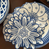 Coasters Identidad en Lino Blanco con Bordado de Biznaga, Pasiflora y Dalia Azules. Set de 4