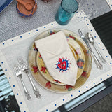 Mantelería Milagritos con Individuales Silvia con Puntitos Azules y Servilletas con Bordado de Corazón con Resplandor Azul en Lino Arena. Set para 4 personas