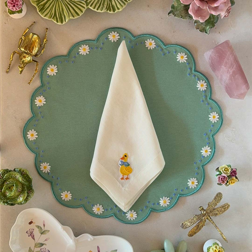 Mantelería Easter con Individual Pily en Algodón Verde con Bordado de Margaritas y Servilleta Easter en Lino Ivory con Bordado de Pato. Set de 4