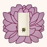 Set de Mantelería con 4 Individuales Blossom Lila y 4 Servilletas de Olivos.