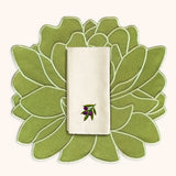 Mantelería Olivos con Individuales Blossom Bordado en Algodón Verde Olivo y Servilletas con Bordado de Aceitunas en Lino Arena. Set para 4 personas