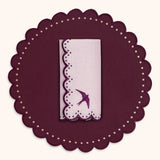 Set de Mantelería con 4 Individuales Paloma Vino y 4 Servilletas Paloma Rosa.