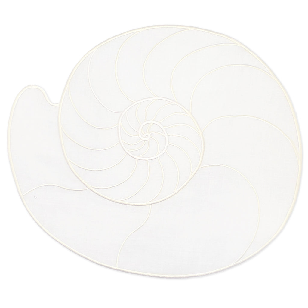 Mantel Individual de lino blanco en forma de caracol de mar tipo nautilus, con orilla bordado en ivory, marca Zash