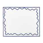 Mantel individual rectangular Regina en loneta blanca con ondas y orilla bordada en Azul Rey, marca Zash