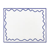 Mantel individual rectangular Regina en loneta blanca con ondas y orilla bordada en Azul Rey, marca Zash
