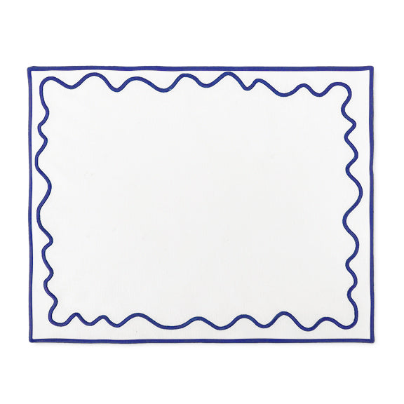 Mantel individual rectangular Regina en loneta blanca con ondas y orilla bordada en Azul Rey, marca Zash
