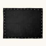 Individual Silvia en Lino Negro con Bordado de Puntitos Ivory. Set de 4