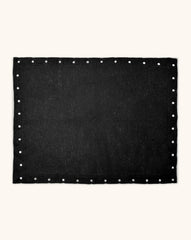 Individual Silvia en Lino Negro con Bordado de Puntitos Ivory. Set de 4