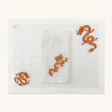 Individual con Servilleta de Lino Blanco con Bordado de Dragón Naranja. Set de 4