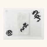 Individual con Servilleta de Lino Blanco con Bordado de Dragón Negro. Set de 4