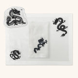 Individual con Servilleta y Cocteleras de Lino Blanco con Bordado de Dragón Negro. Set de 4