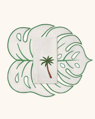 Individual de Hoja Tropic Arena con Orilla Verde y Servilletas con Bordado de Palmera. Set de 4