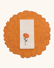 Individual en Forma de Flor de Cempasúchil en Loneta Naranja y Servilleta en Lino Crudo con Flor de Cempasúchil Bordada. Set para 4 personas