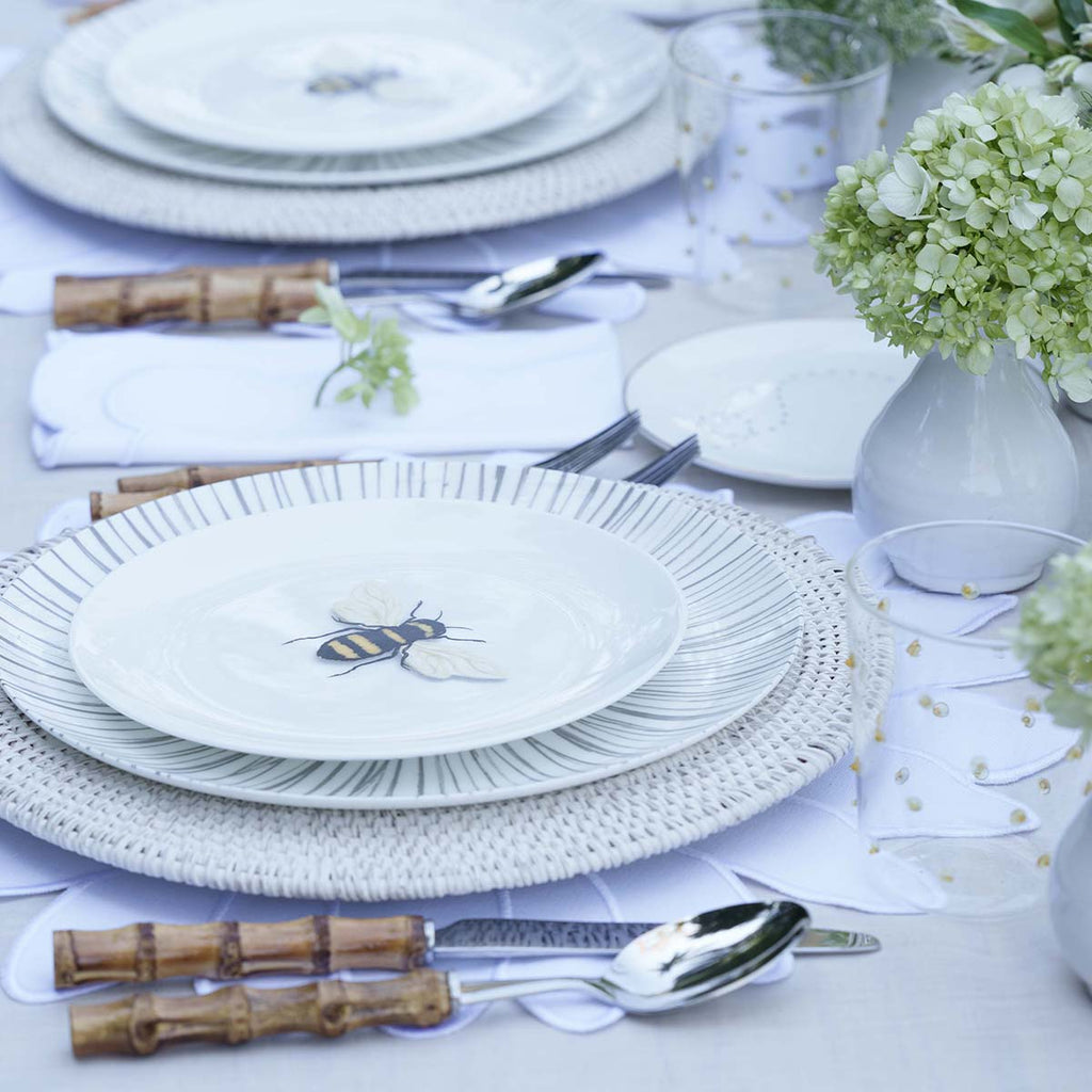 Set de Vajilla Spring Bee para 4 personas con Platos Trinche Rayas Gris Plata, Platos Ensalada Abeja y Plato para Pan con Abeja Volando.