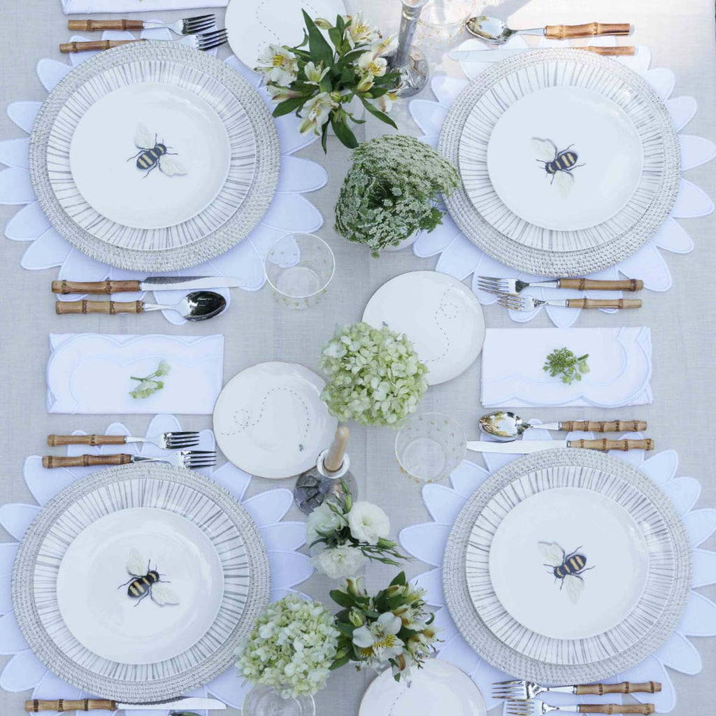 Set de Vajilla Spring Bee para 4 personas con Platos Trinche Rayas Gris Plata, Platos Ensalada Abeja y Plato para Pan con Abeja Volando.