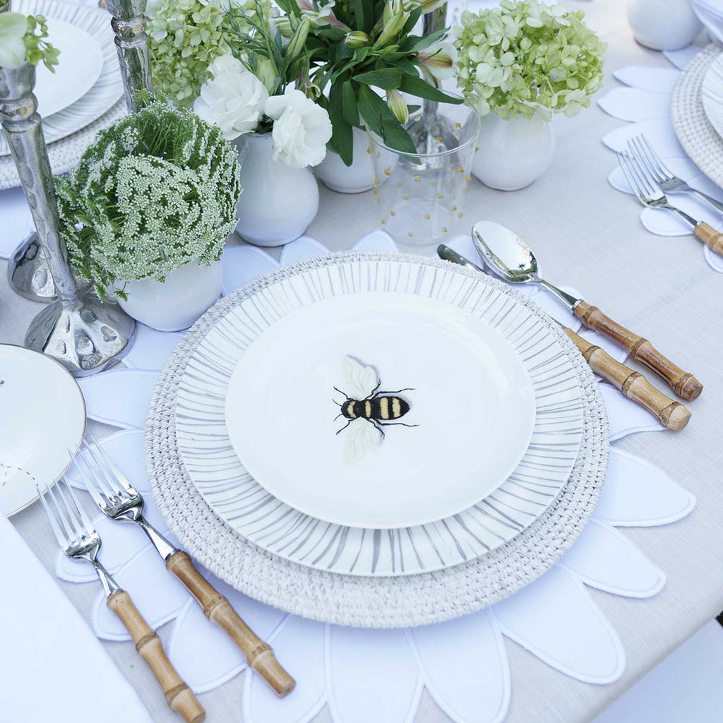 Set de Vajilla Spring Bee para 4 personas con Platos Trinche Rayas Gris Plata, Platos Ensalada Abeja y Plato para Pan con Abeja Volando.