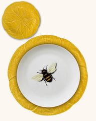Vajilla con Platos Trinche y Pan de Repollo Amarillo Canario y Platos para Ensalada con Abeja. Set para 4 personas