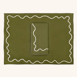 Juego Regina para 4 de Mantelería con Individual y Servilleta en Loneta Verde Olivo con Ondas Bordadas en Ivory.