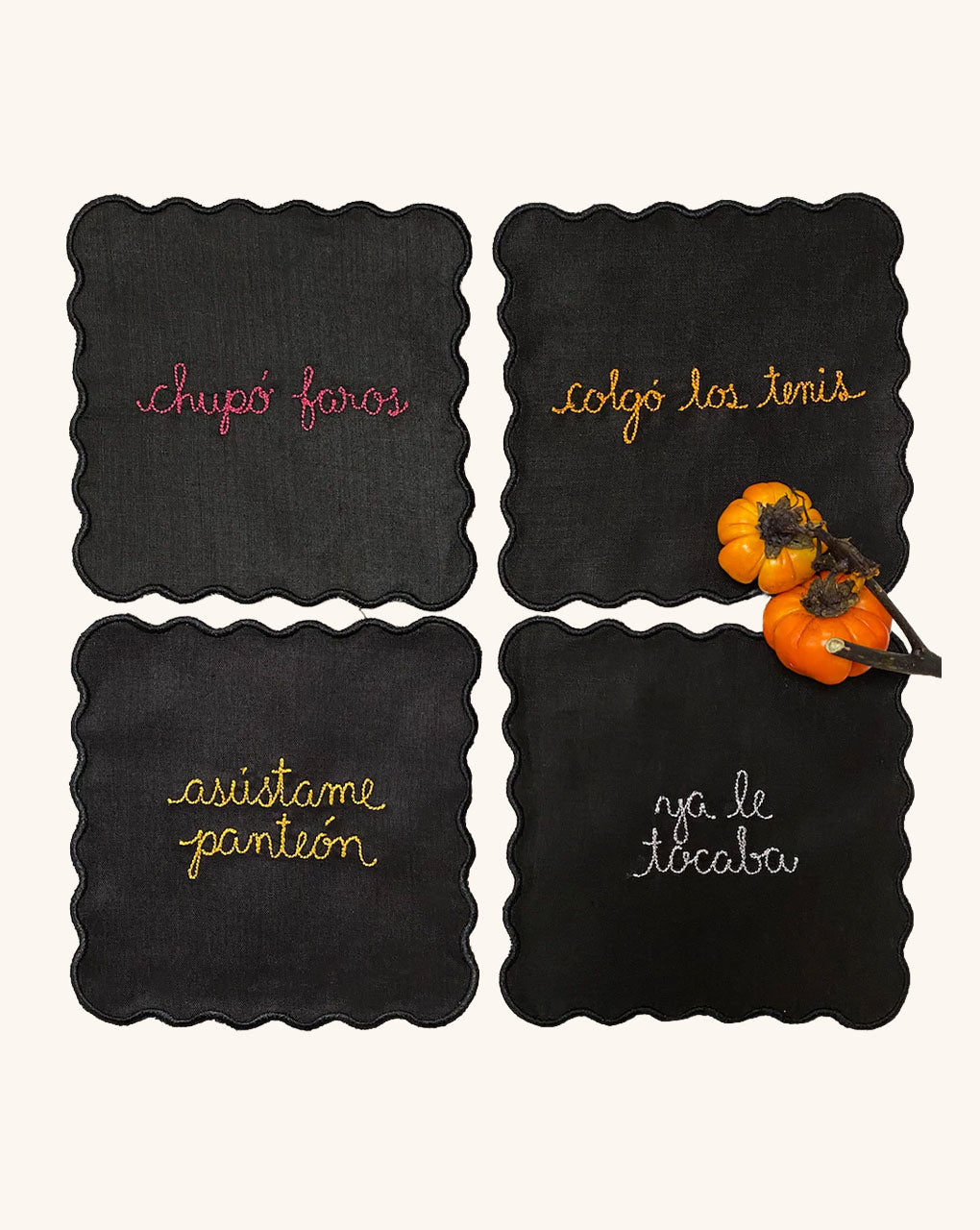 Juego de 4 Servilletas de coctel Bordadas con Frases Típicas de Día de Muertos Set 1