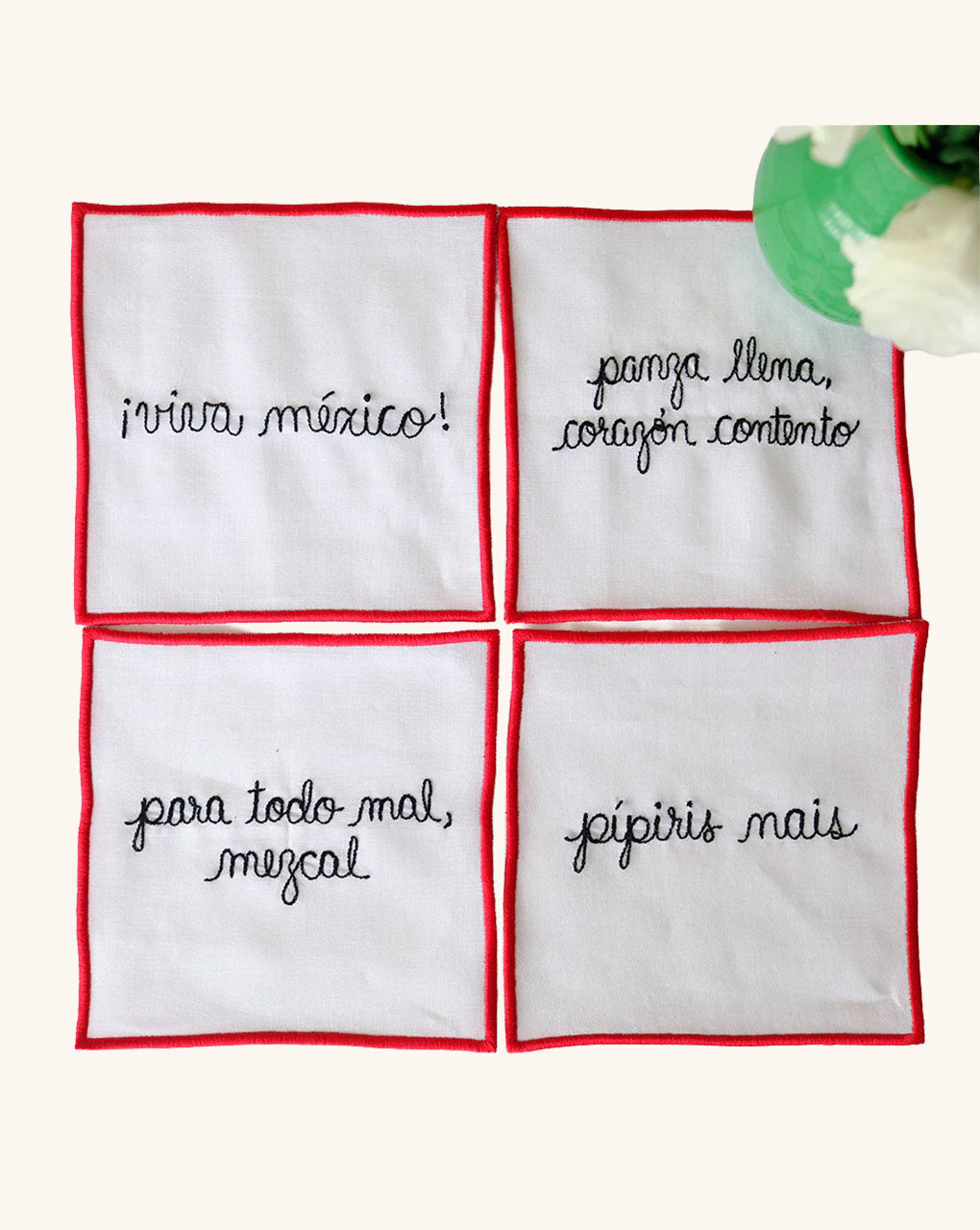 Juego de 4 Servilletas de coctel Bordadas con frases de Viva México y Envueltas en Bolsita de Mercado, rojo