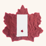 Juego de 4 Individuales Maple en Terciopelo Chedrón con Orilla Bordada con 4 Servilletas en Lino Blanco con Hoja de Maple bordada en Chedrón