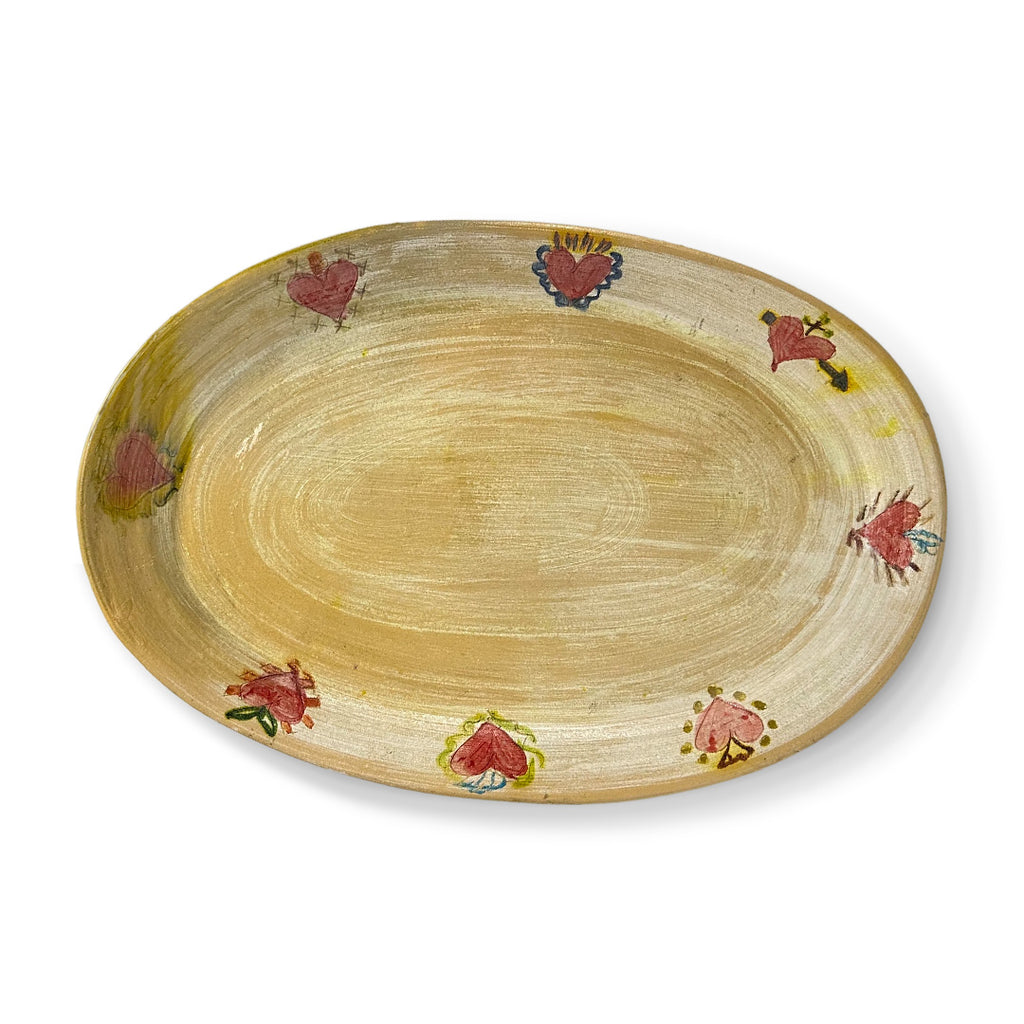 Plato fuente de barro artesanal mexicano pintado a mano con corazones milagritos, marca Huakal