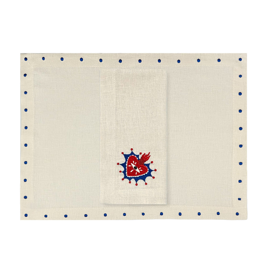 Set de Mantelería en lino arena con individual rectangular Silvia con puntitos bordados en azul y servilleta con corazón de milagrito bordado, marca Zash