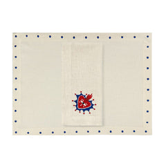 Mantelería Milagritos con Individuales Silvia con Puntitos Azules y Servilletas con Bordado de Corazón con Resplandor Azul en Lino Arena. Set para 4 personas
