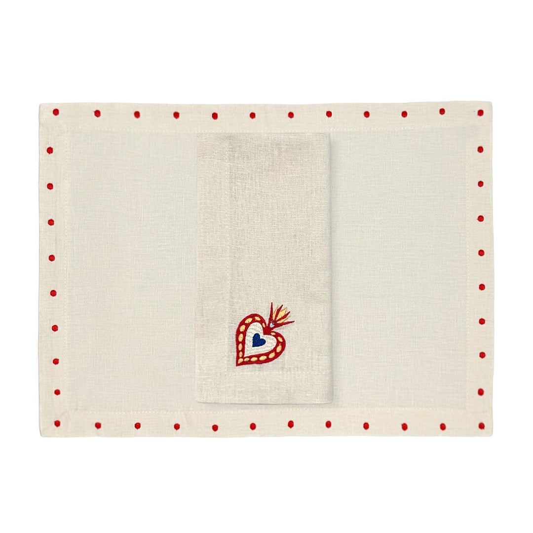 Set de Mantelería con  Individuales Silvia de lino arena con borde de puntos rojos y servilleta en lino arena con corazón milagrito bordado, marca Zash
