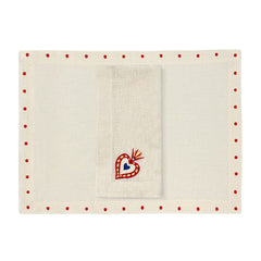 Mantelería Milagritos con Individuales Silvia con Puntitos Rojos y Servilletas Milagritos con Bordado de Corazón en llamas en Lino Arena. Set para 4 personas.