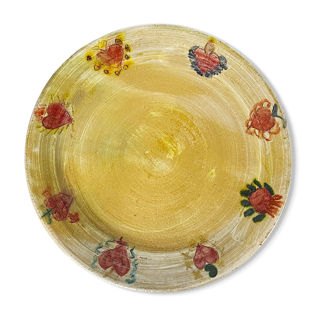 Plato trinche artesanal mexicano de barro con corazones de milagritos pintados a mano, marca Huakal