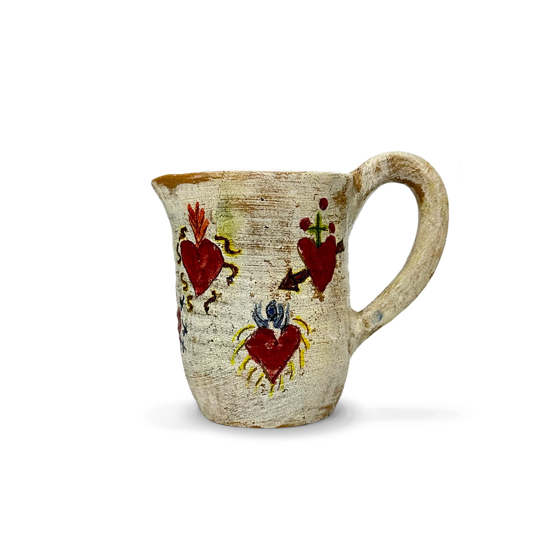 Jarrita lechera artesanal mexicana de barro, pintada a mano con corazones milagritos, marca Huakal