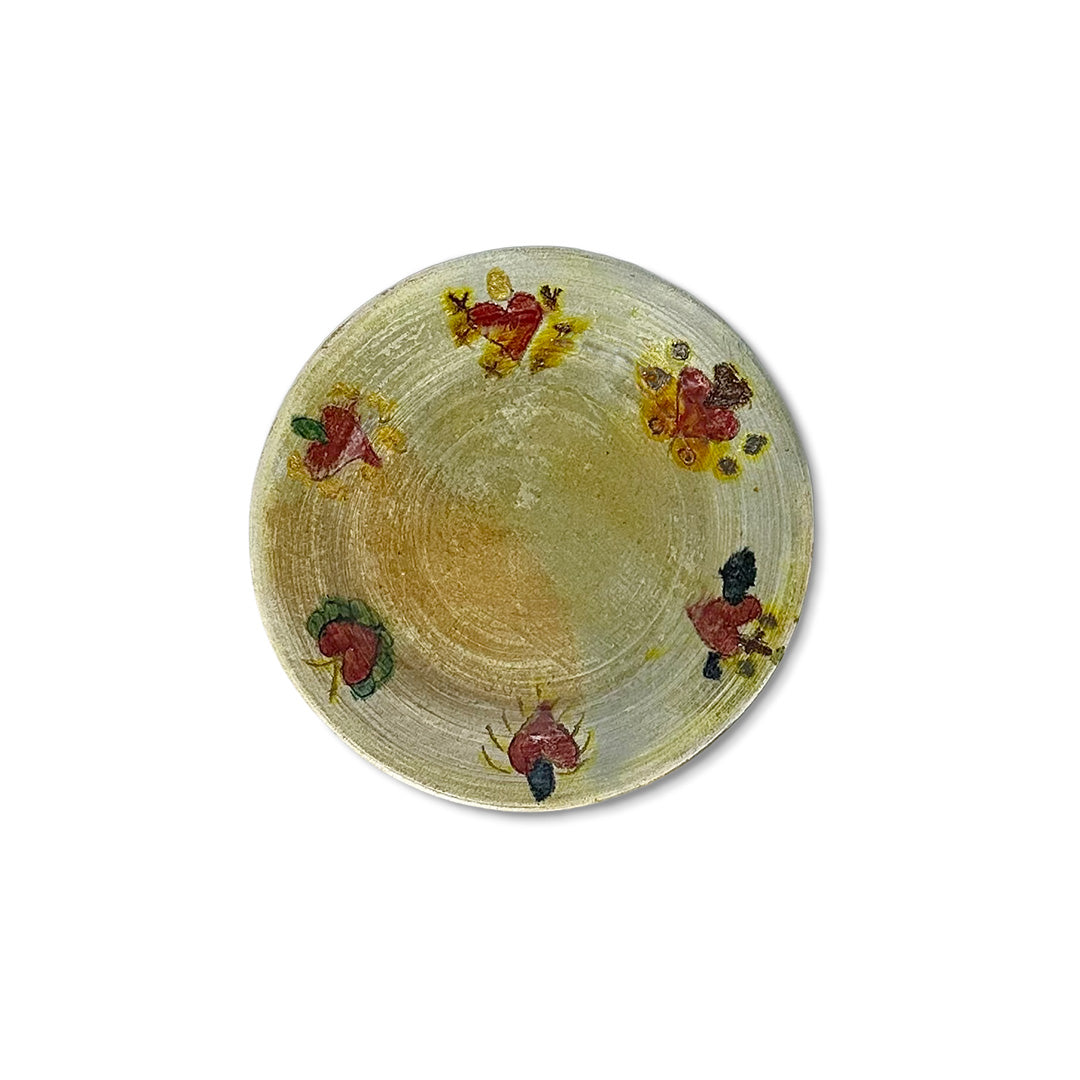 Plato para pan artesanal mexicano de barro con corazones de milagritos pintados a mano, marca Huakal