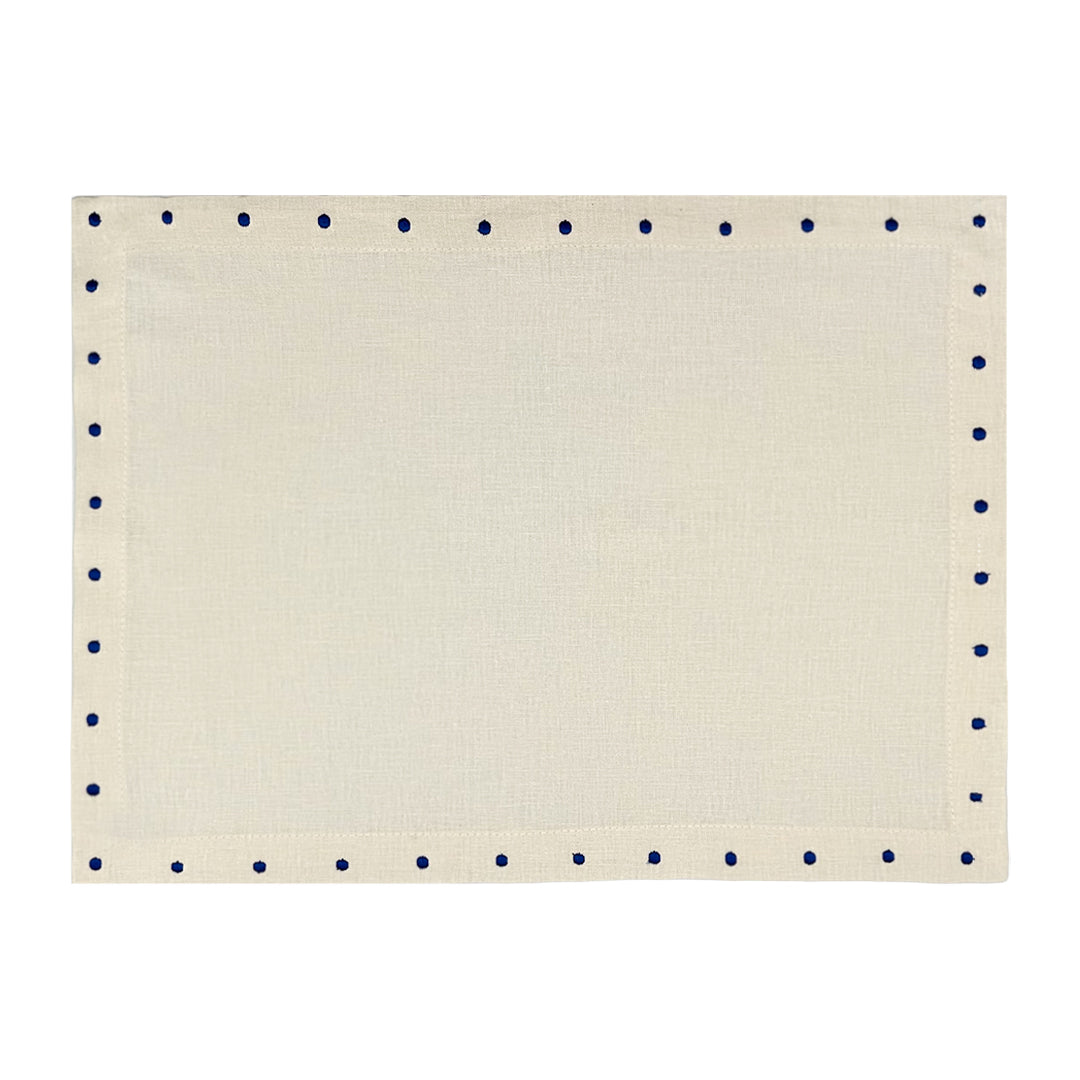 Mantel individual rectangular Silvia en lino arena con borde de puntitos azules bordados, marca Zash