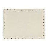 Mantel individual rectangular Silvia en lino arena con borde de puntitos azules bordados, marca Zash
