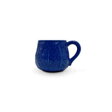 Taza tipo mug en cerámica con forma de hoja de repollo color azul cobalto, marca Zash