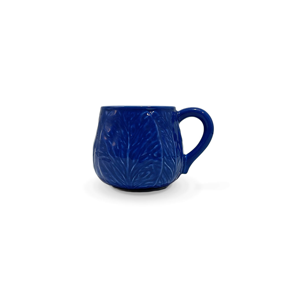 Taza tipo mug en cerámica con forma de hoja de repollo color azul cobalto, marca Zash