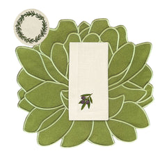 Mantelería Olivos con Individuales Blossom en Algodón Verde Olivo, Servilletas con Bordado de Aceitunas y Cocteleras con Bordado de Aceitunas en Lino Arena. Set para 4 personas