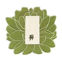Mantelería Olivos con Individuales Blossom Bordado en Algodón Verde Olivo y Servilletas con Bordado de Aceitunas en Lino Arena. Set para 4 personas