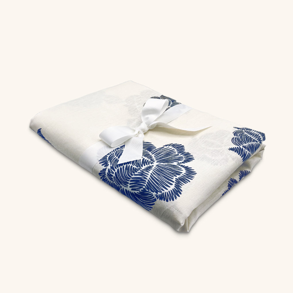 Mantel de Mesa Rectangular en Lino Blanco con Flores Azules 3.7 x 2.7m